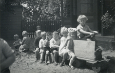 502111 Afbeelding van enkele spelende kinderen op het schoolplein van de Fröbelschool Ondiep 63 te Utrecht.